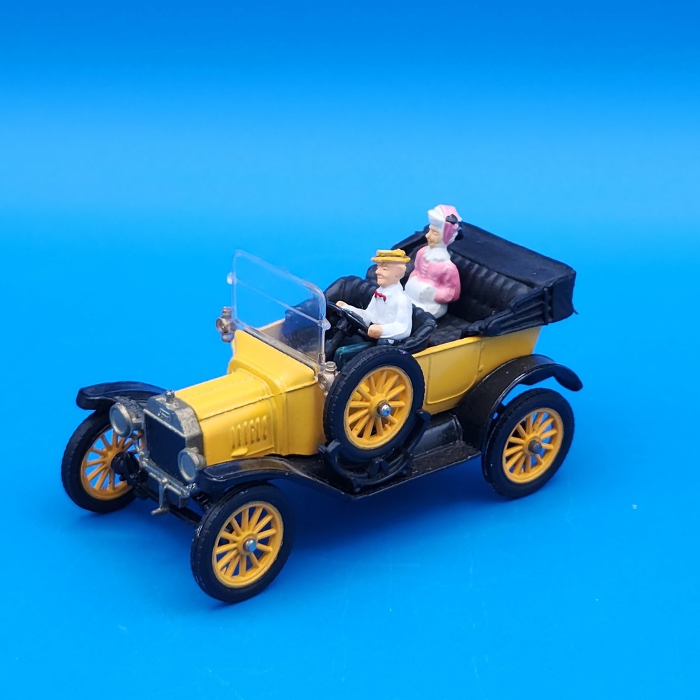 Corgi Classics 9012 1915 Ford Model T Yellow Diecast Car with 2 Figures and Box